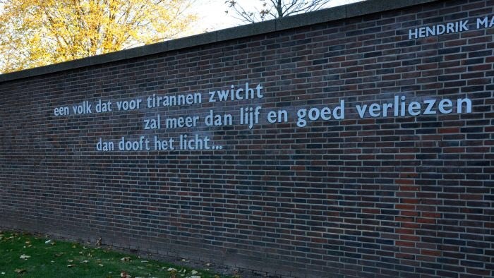 Een volk dat voor tirannen zwicht..