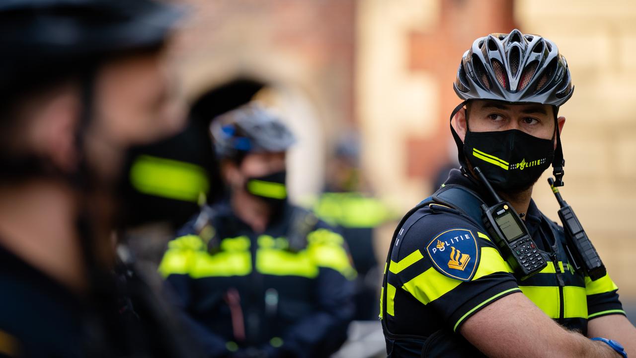 Schat! De politie staat voor de deur